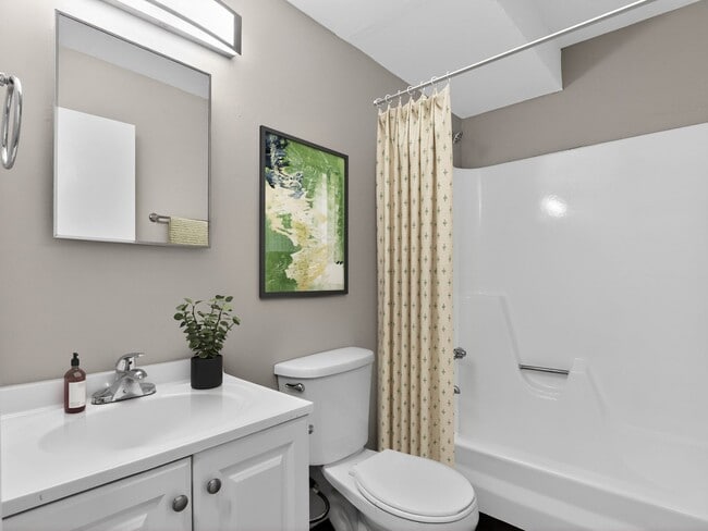 Transforma tu rutina diaria en el elegante baño de The Flats at Talcott, una comunidad de Eagle Rock. Disfruta de acabados modernos y un ambiente relajante diseñado para tu comodidad. ¡Ven a conocer tu nuevo hogar hoy mismo y mejora tu calidad de vida! - The Flats at Talcott, an Eagle Rock Community