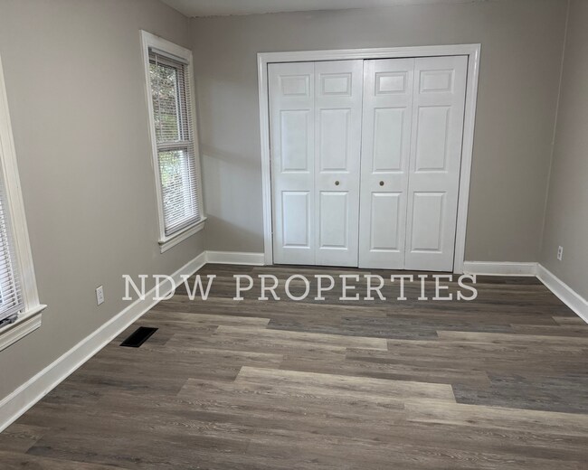 Foto del edificio - 3408 Greenbriar Dr