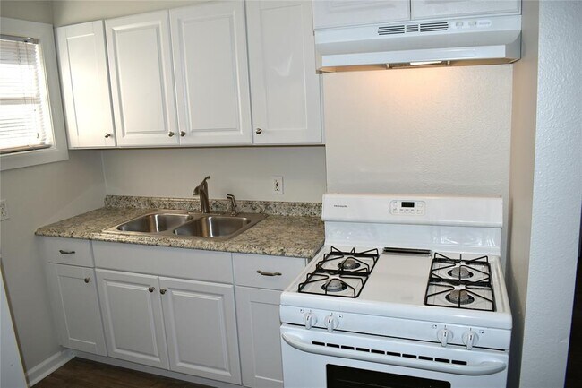 Building Photo - 2522 Binz St