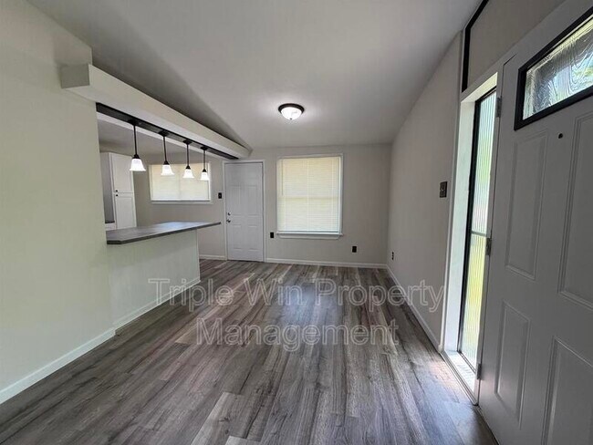 Foto del edificio - 765 Bobbins Ln