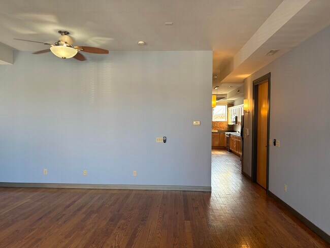 Foto del edificio - 1106 E Broadway