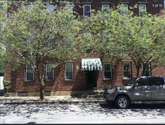 Building Photo - 23 Monroe St