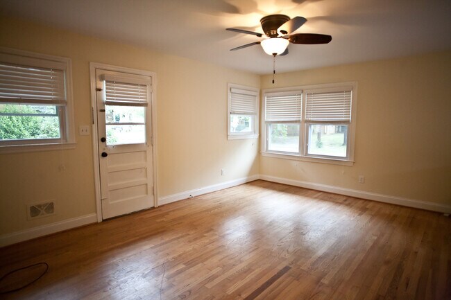 Foto del edificio - Great Location, and you get a parking spot!