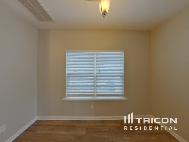 Building Photo - 962 Tuxford Trl