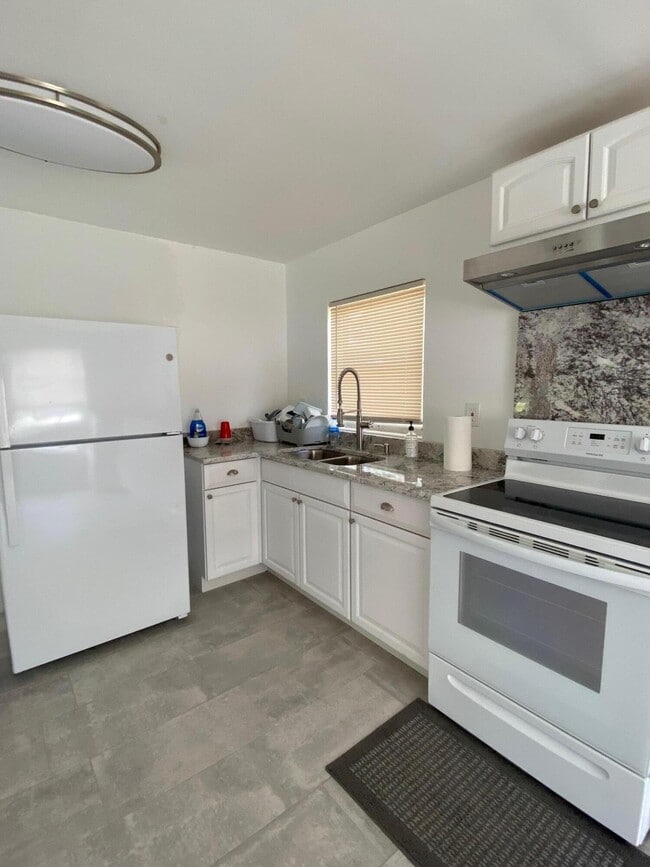 Building Photo - 405 NE 131st Ln