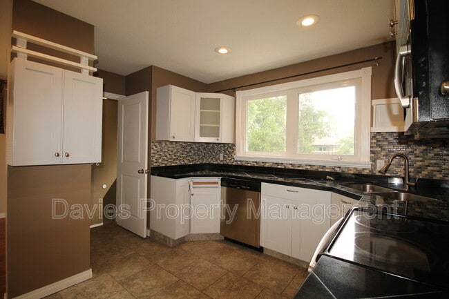 Photo du bâtiment - 12203-12149 149 Ave NW