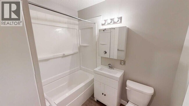 Photo du bâtiment - 9926-9105 105 Ave