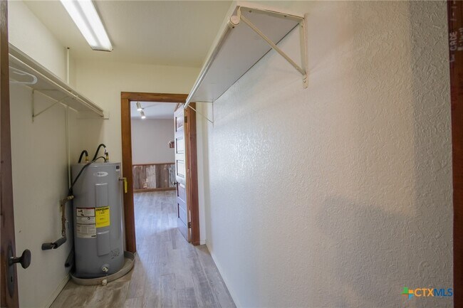 Foto del edificio - 4692 S E River Rd