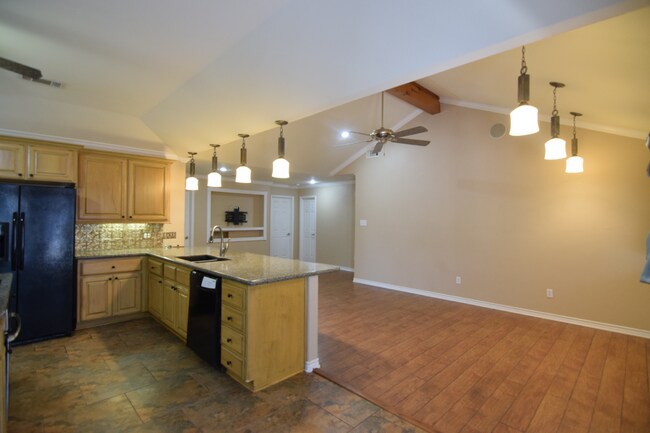 Building Photo - 18 S Sherwood Dr