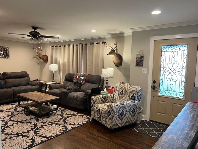 Foto del edificio - Spacious All Brick 3 Bed/2 Bath Ranch Home - Large Lot (approx. 1.75 acres) - Fenced Backyard - 3...