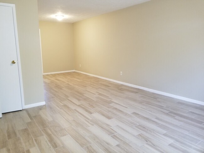 Foto del edificio - Charming 2Bed/1.5 Bath End-Unit Townhome Conveniently Located Near Schools, Shopping & Tyndall AFB!