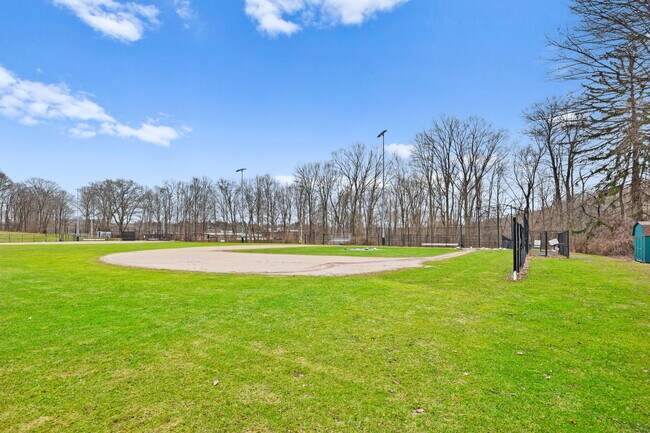 Foto del edificio - 2881 Meadowcrest Dr