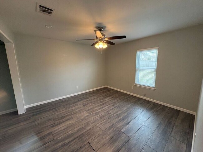 Foto del edificio - 400 Lakeside Dr