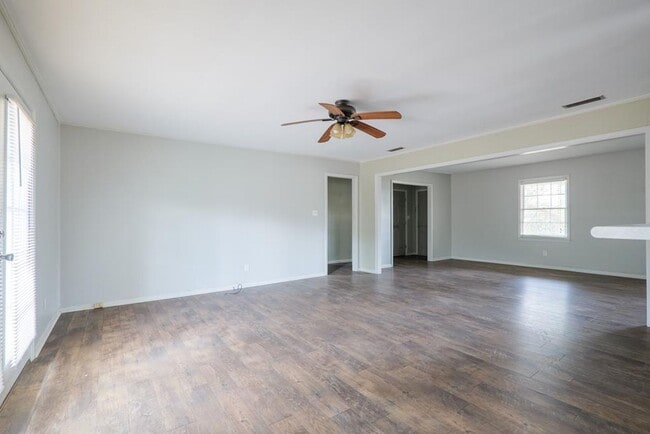 Building Photo - Spacious Brick Home with Modern Finishes i...