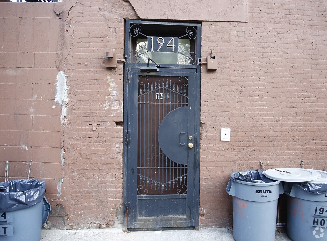 Building Photo - 394 Warren St