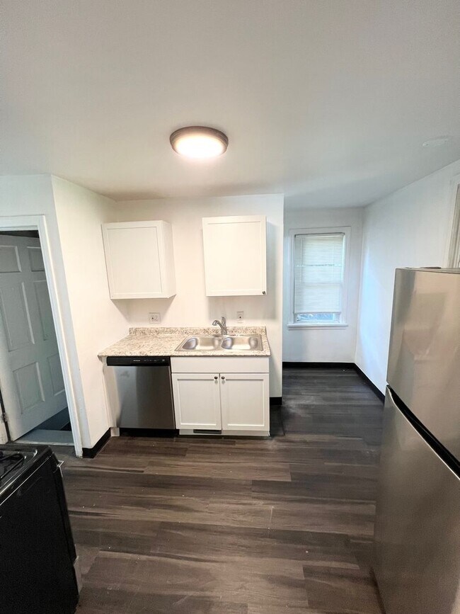 Foto del edificio - Newly Renovated 2 Bedroom 1 Bathroom in Verona- Garage and Stainless Appliances