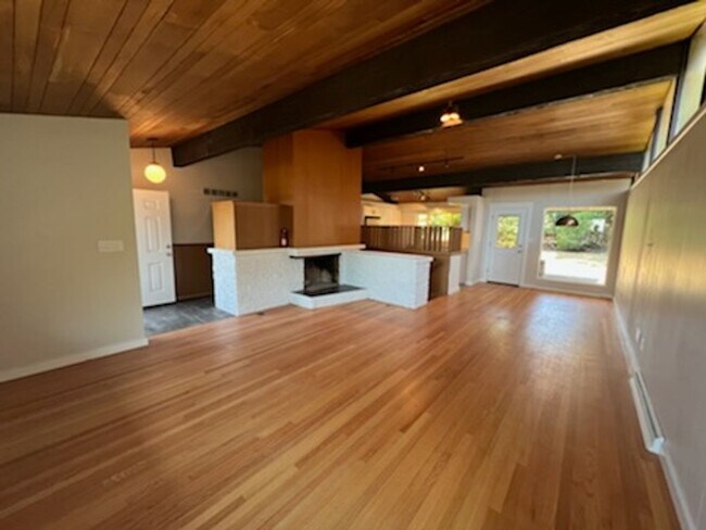 Building Photo - Recently remodeled 3 BR/1 3/4 BA house ava...