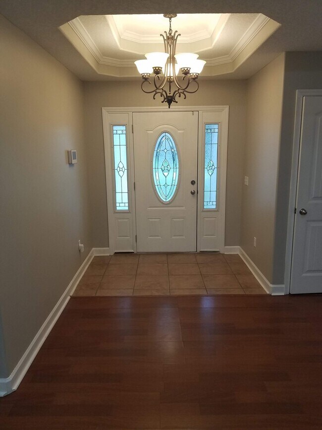 Foto del edificio - Charming 3BR Home with Open Split Floor Plan, Vaulted Ceilings & 2-Car Garage in Valdosta