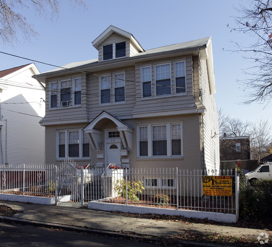 Foto del edificio - 374 Schley St