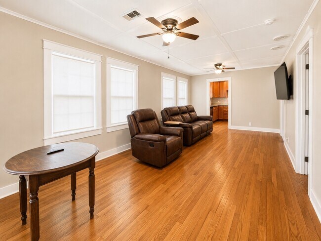 Foto del edificio - 5707 Delfren Ln