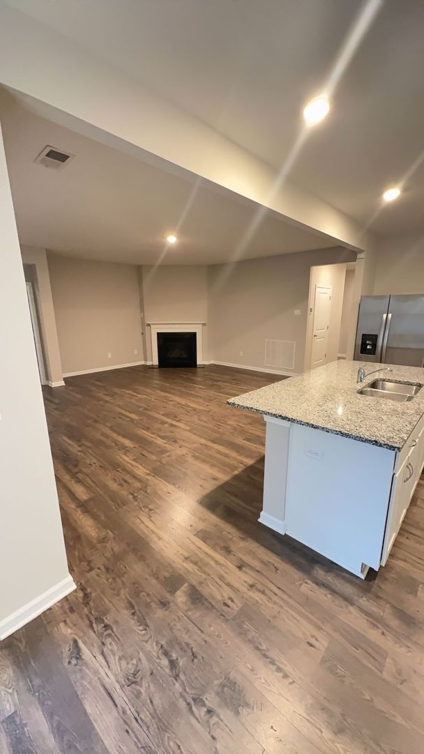 Foto del edificio - Stunning Spacious 4 bedroom 3 bath home in Oakland