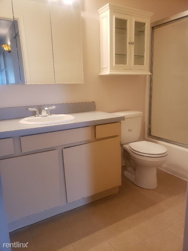 Building Photo - 3 br, 2.5 bath Townhome - 185 Robbins Ave