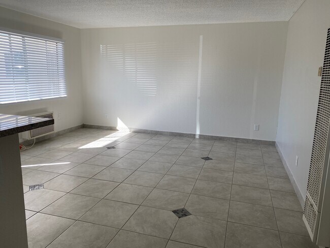 Foto del edificio - 10865 White St