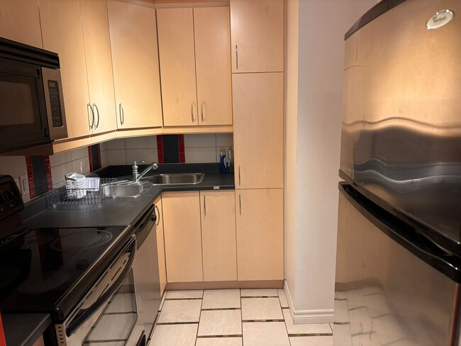 Building Photo - 1062 Rue Berri