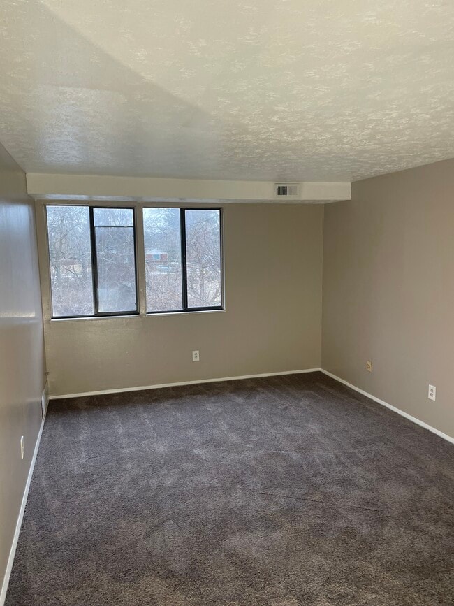 Building Photo - 2845 Glenaire Dr