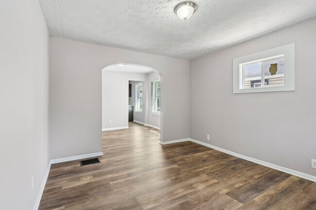 Foto del edificio - Coming Soon! West Side Two Bedroom Home wi...