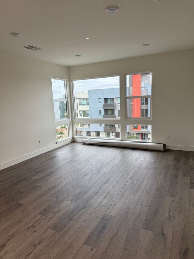 Foto del edificio - $4,800 / 3 BR – LUXURY TOP-FLOOR UNIT IN WARM SPRINGS WITH RESORT-STYLE AMENITIES