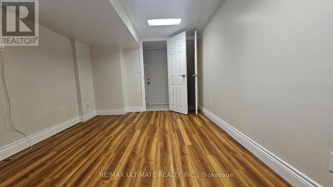 Building Photo - 905 Lansdowne Ave