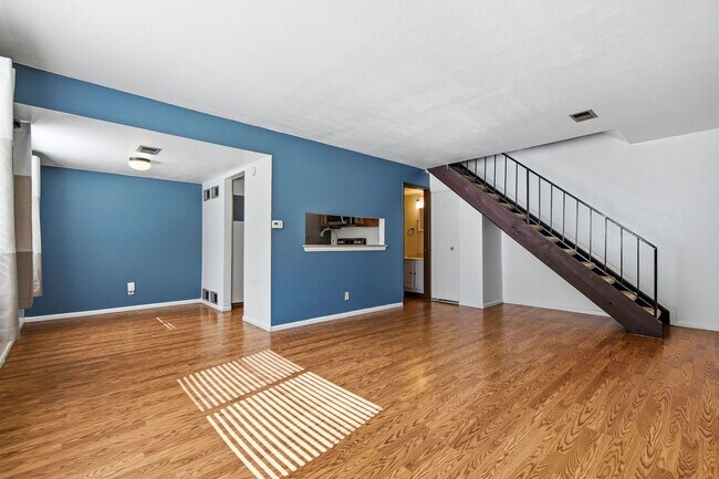 Building Photo - 2 Bed / 2 Bath Townhome in Denver
