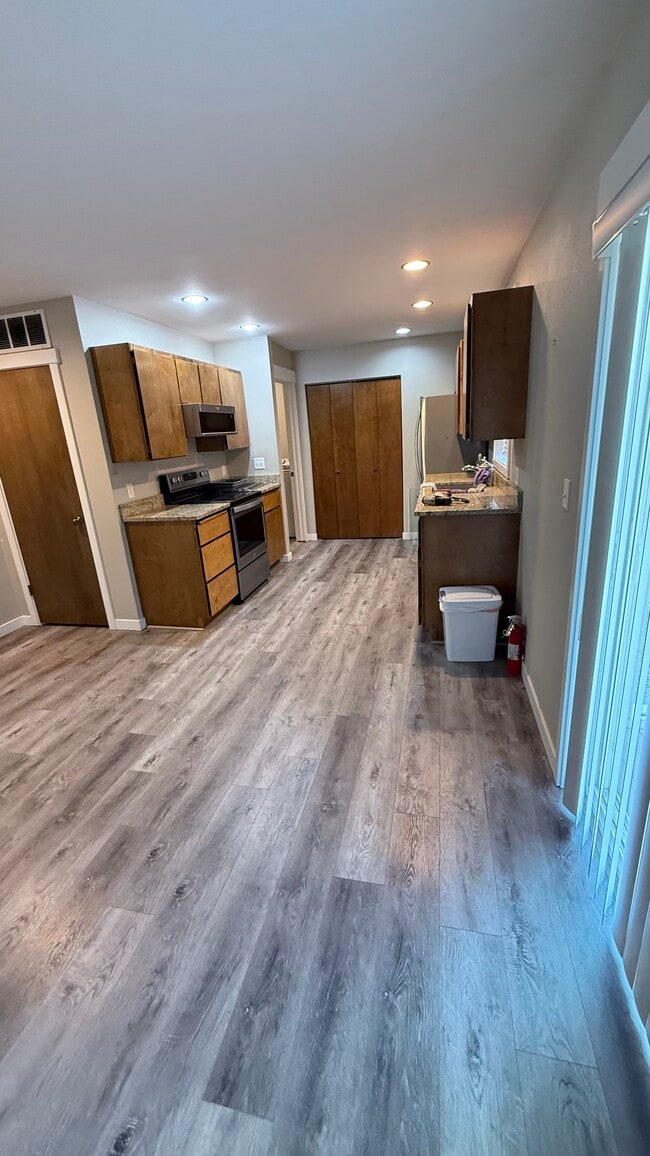 large kitchen - 990 Highline Dr