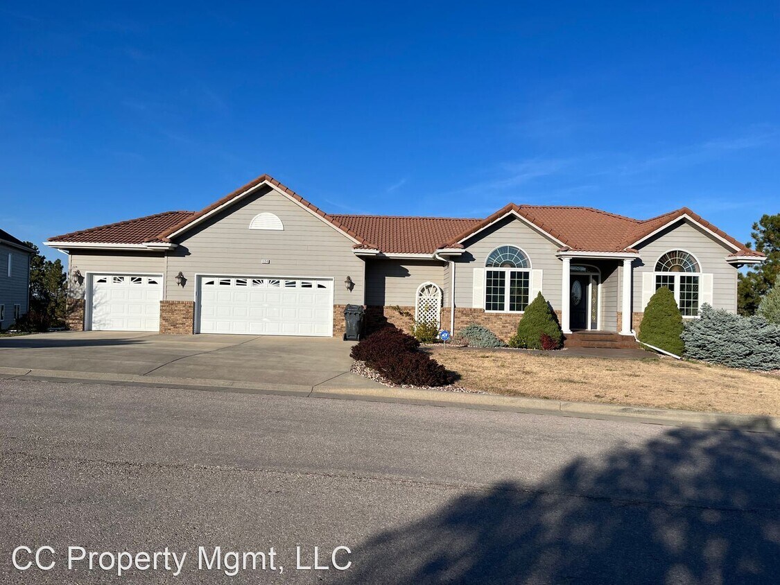 Foto principal - 6 br, 3 bath House - 1124 Alta Vista Dr