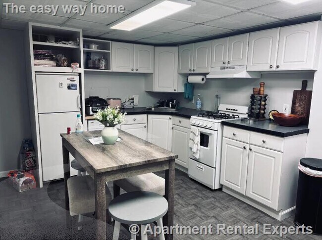 Building Photo - 10 Wallace St