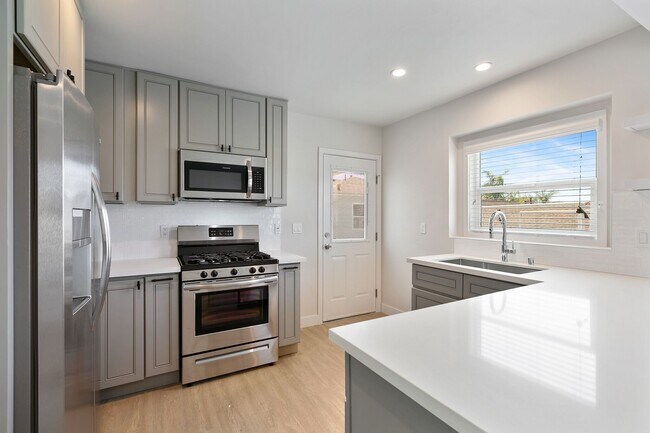 Building Photo - 5454 San Vicente Blvd
