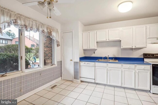 Building Photo - 5449 Doral Dr