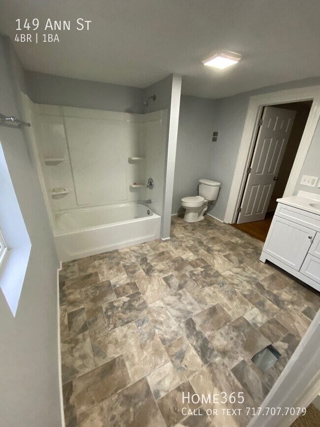 Building Photo - Newly renovated, 4 bedroom, 1.5 bath row h...