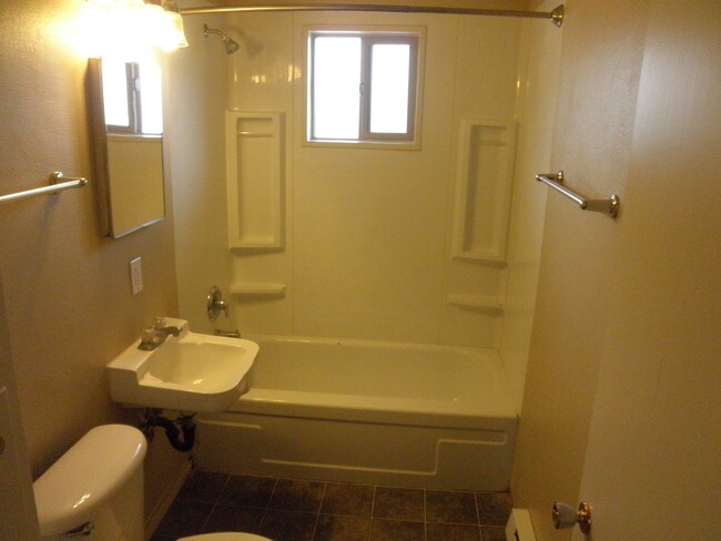 Building Photo - 2 bed 1 bath apartment in Coburg