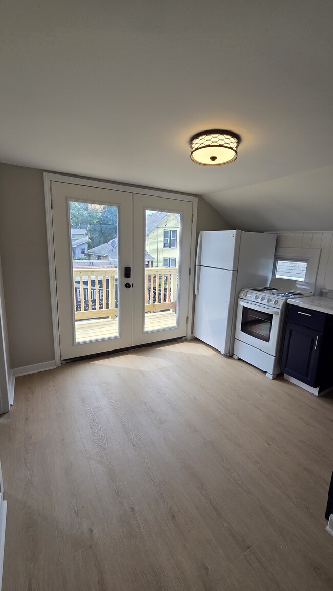 Building Photo - 1008 George St