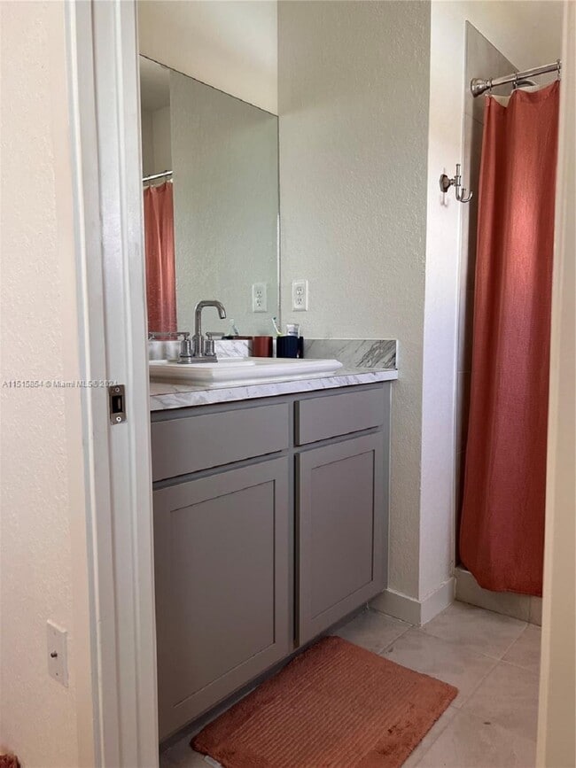 Master bathroom - 314 NE 5th Pl
