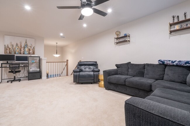 Building Photo - MOVE IN READY 3 Bedroom in Desirable Grass...