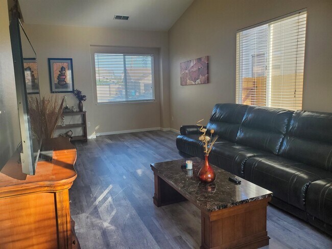 Building Photo - 1700 Shoreline Dr