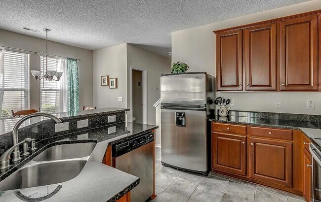 Foto del edificio - Relax and Unwind in this Spacious End-Unit...