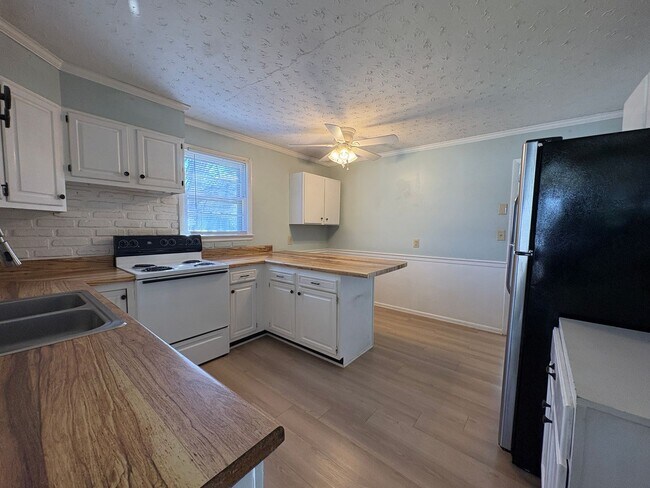 Building Photo - 2 Bedroom, 1 Bathroom House in High Point!