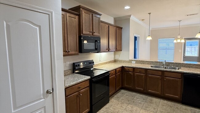 Building Photo - Upcoming Listing!