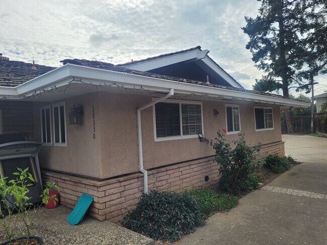 side view - 38350 Parkside Ct