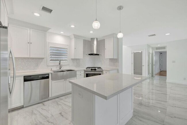 Building Photo - 2612 NE 5th St