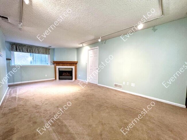 Foto del edificio - Charming 4-Bedroom Home with Spacious Layo...